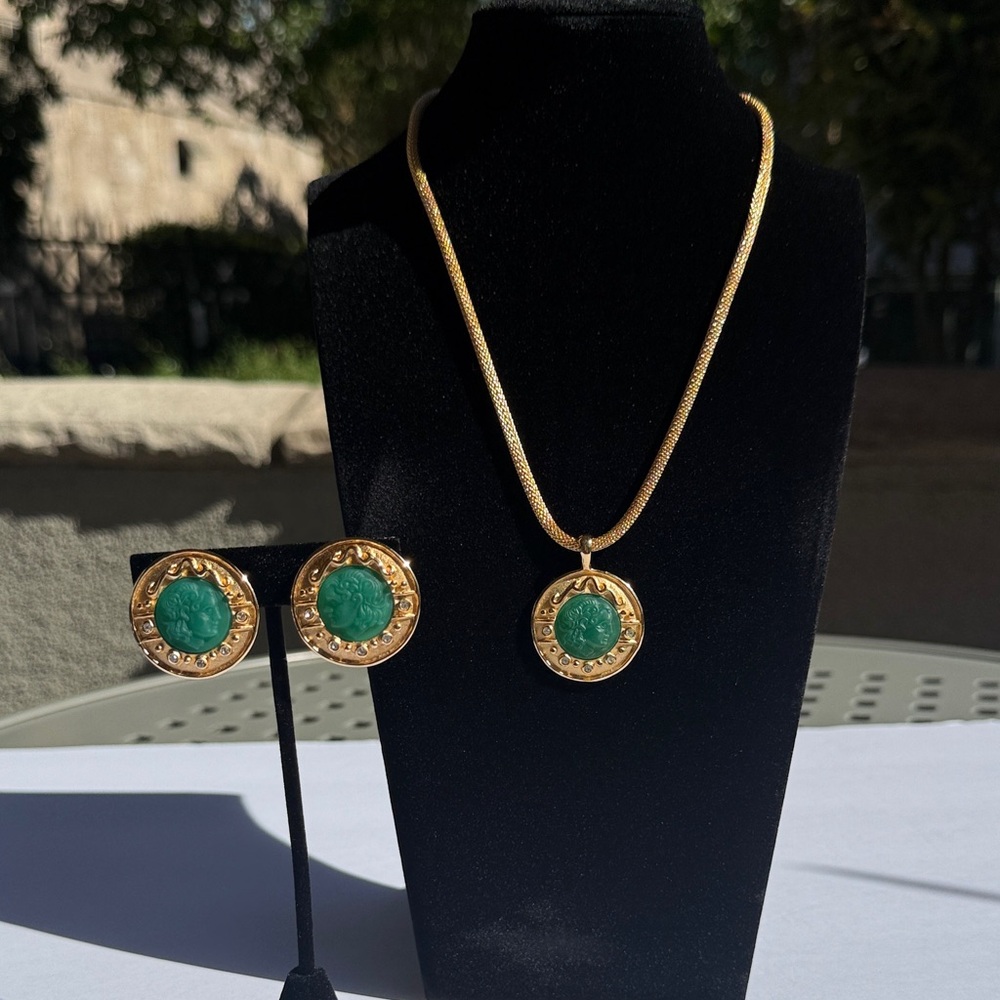 Elegant Gold and Green Jewelry Set